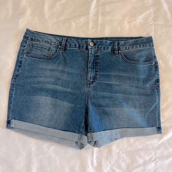 Size 18w denim shorts with tummy control - Picture 1 of 2